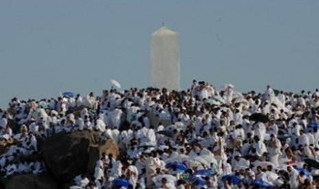 Wukuf di padang Arafah, nampak latar belakang Jabal Rahmah