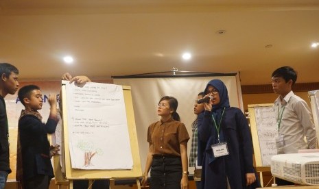 Wulan (memegang mikropon) saat tampil di salah satu sesi acara ASEAN  Regional  Children Consultation. 