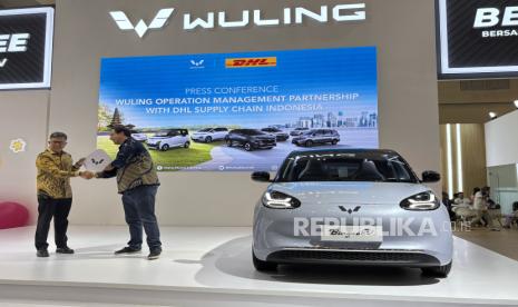 Wuling Motors (Wuling) menandatangi kerja sama dengan DHL Supply Chain Indonesia yang berfokus pada manajemen kesediaan suku cadang di fasilitas warehouse spare part Wuling di Cikarang di arena Gaikindo Jakarta Auto Week(GJAW) 2024 ICE BSD City Tangerang, Jumat (29/11/2024).