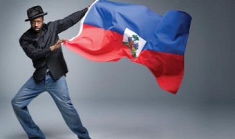 Wyclef Jean mengibarkan bendera Haiti 