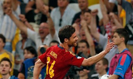 Xabi Alonso merayakan gol ke gawang Prancis, Ahad (24/6) dinihari WIB.