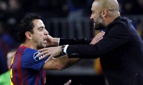 Xavi Hernandez bersama Josep Guardiola saat masih sama-sama di Barcelona.