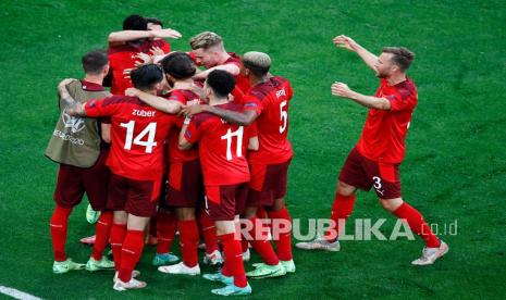 Xherdan Shaqiri dari Swiss melakukan selebrasi dengan rekan satu timnya setelah mencetak gol pertama timnya pada pertandingan perempat final kejuaraan sepak bola Euro 2020 antara Swiss dan Spanyol di Stadion Saint Petersburg di St. Petersburg, Rusia, Jumat (2/7).