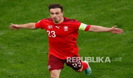 Xherdan Shaqiri dari Swiss melakukan selebrasi setelah mencetak gol pertama timnya pada pertandingan perempat final kejuaraan sepak bola Euro 2020 antara Swiss dan Spanyol di Stadion Saint Petersburg di St. Petersburg, Rusia, Jumat (2/7).