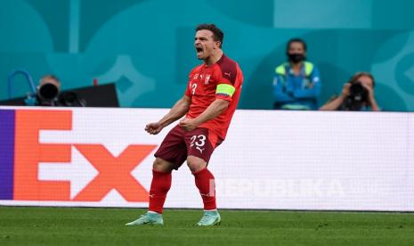 Xherdan Shaqiri dari Swiss berselebrasi usai mencetak gol bagi timnya pada pertandingan perempat final kejuaraan sepak bola Euro 2020 antara Swiss dan Spanyol, di Stadion Saint Petersburg di Saint Petersburg, Rusia, Jumat (2/7).