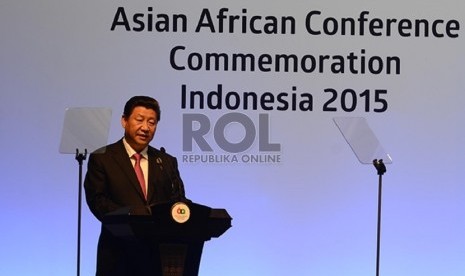 Xi jinping memberikan pandangan nya mengenai Konferensi Tingkat Tinggi Asia Afrika saat leader summit yang merupakan puncak rangkaian peringatan 60 tahun KTT Asia Afrika di Jakarta Convention Center, Jakarta, Rabu (22/4).(Republika/Raisan Al Farisi)