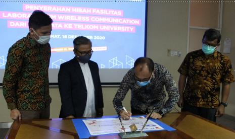 XL Axiata menyerahkan beberapa perangkat pendukung berbasis teknologi guna melengkapi fasilitas Laboratorium IoT dan Wireless Communication Laboratorium Telkom University