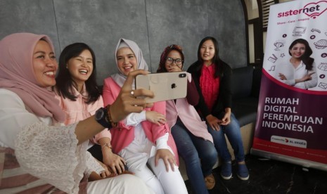 XL Axiata Tbk (XL Axiata) melalui program Sisternet bekerja sama dengan Kumpulan Emak Blogger (KEB) menggelar satu rangkaian edukasi literasi digital bernama “Arisan Ilmu” di enam kota. Salah satunya, di Kota Bandung,  XL menggelar literasi digital dengan mengambil tema “Optimisasi Media Sosial dengan VLOG”, Ahad (18/8).