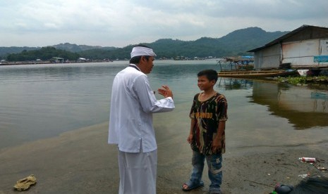 Bupati Purwakarta Dedi Mulyadi (kiri) berdialog dengan seorang warga saat berkunjung ke Waduk Jatiluhur, Senin (26/12). 