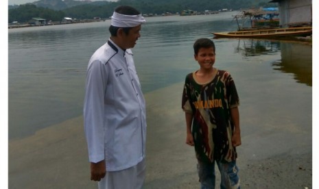 Yadi Mulyadi (12 tahun), bocah DO sekolah berani usulkan soal pengawasan pemancing di Waduk Jatiluhur ke Bupati Purwakarta, Senin (26/12). Anak ini langsung diangkat jadi koordinator kebersihan dan pengawasan pemancing di wilayah Ubrug.