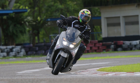 Mengendarai Yamaha NMAX. ilustrasi