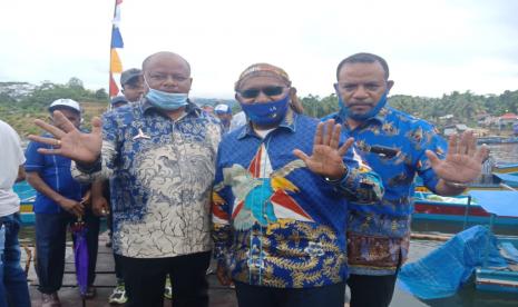 Bupati Memberamo Tengah Ricky Ham Pagawak (tengah). Jubir KPK sebut  Bupati Memberamo Tengah Ricky Ham Pagawak sempat ke Papua Nugini.