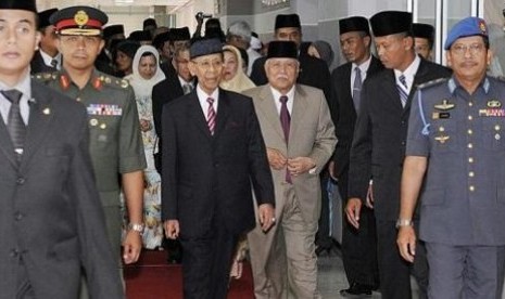  Yang di-Pertuan Agong Tuanku Abdul Halim Mu'adzam Shah (tengah berjas hitam) and Penang Yang di-Pertua Tun Datuk Seri Utama Abdul Rahman Abbas mengunjungi mantan Kedah MB Datuk Seri Azizan Abdul Razak di RS Penang pada Mei lalu. Seorang wanita ditahan set