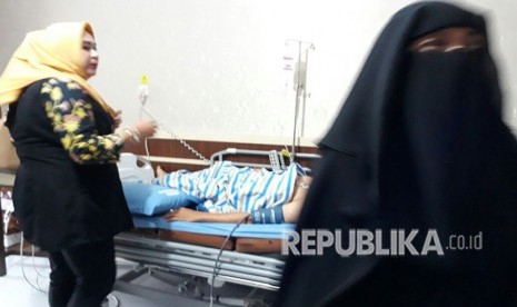 Yanti, istri AKBP Farid Abdullah yang merupakan korban penyerangan oleh terduga teroris di Mapolda Riau, setia menemani suaminya. Yanti sudah mengenakan cadar setahun belakangan. 