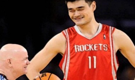 Yao Ming asal Cina yang memperkuat klub Houston Rockets 