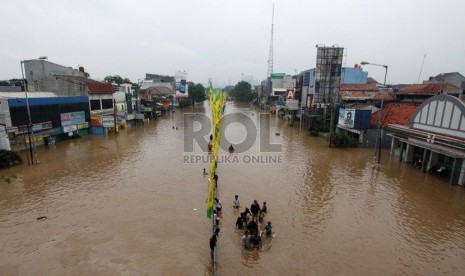  Banjir menggenangi Jalan KH Abdullah Syafe'i di Kampung Melayu Besar, Jakarta, Senin (13/1).  (Republika/Yasin Habibie)