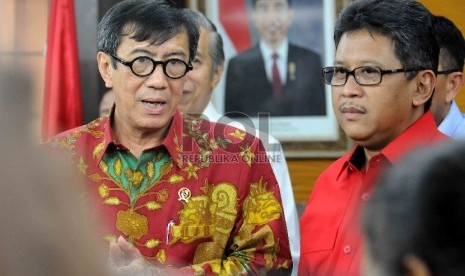 Yasonna Laoly (kiri) berbincang dengan Sekretaris Jenderal PDI Perjuangan Hasto Kristiyanto (kanan) usai penyerahan susunan kepengurusan DPP PDI Perjuangan kepada di Gedung Kementerian Hukum dan HAM, Jakarta, Rabu (6/5). (Republika/Agung Supriyanto)