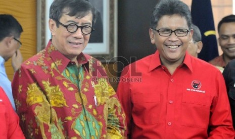 Yasonna Laoly (kiri) berbincang dengan Sekretaris Jenderal PDI Perjuangan Hasto Kristiyanto (kanan).(Republika/Agung Supriyanto)