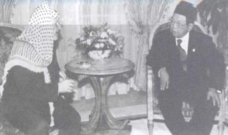 Yasser Arafat dan KH Abdurrahman Wahid (Gus Dur)