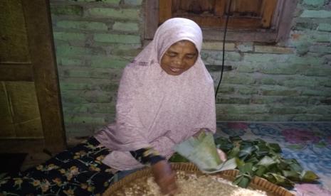 Yatimah merupakan seorang penjaja tempe keliling di Desa Sumbersari, Kecamatan Rimbo Ulu. Dia sudah memulai usahanya sejak tahun 2000 bertepatan dengan waktu dia dan keluarganya pindah dan menetap di Desa Sumbersari.