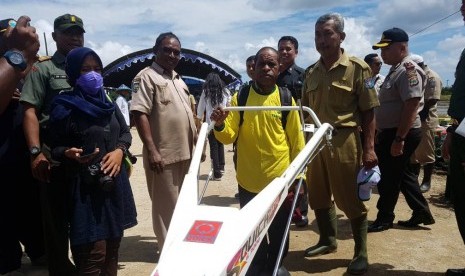 Yavet Blesiah (berkaos kuning), peternak Kelurahan Makotyamsa, Distrik Mayamuk, Kabupaten Sorong, Papua Barat yang mendapatkan bantuan hand tractor dari Menteri Pertanian Andi Amran Sulaiman. Mentan hadir di Kelurahan Malawili, Distrik Aimas, Kabupaten Sorong, Papua Barat, dalam rangka melakukan kunjungan kerja sekaligus meresmikan Gerakan Tanam Padi dan Inseminasi Buatan Sapi di kabupaten itu, Selasa (20/6). 