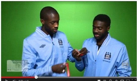 Yaya Toure dan Kolo Toure dalam pembuatan video ucapan selamat Natal yang dibuat manjemen Manchester City.