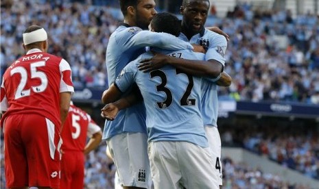 Yaya Toure (kanan), gelandang Manchester City, merayakan golnya saat menghadapi Queens Park Rangers di laga Liga Inggris di Stadion Etihad, Manchester, Sabtu (1/9). 