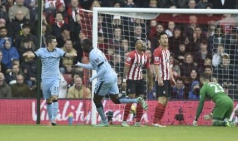 Yaya Toure (kedua kiri) berlari setelah mencetak gol ke gawang Sothampton, Ahad (30/11).