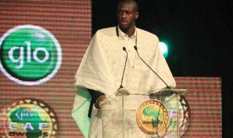 Yaya Toure ketika menerima penghargaan Pemain Terbaik Afrika 2013.