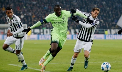 Yaya Toure (tengah)