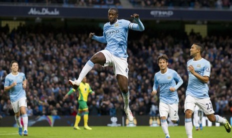 Yaya Toure (tiga kanan)