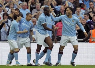 Yaya Toures (tengah), gelandang Manchester City, usai menjebol jala Manchester United di semifinal Piala FA di London pada Sabtu (16/4).