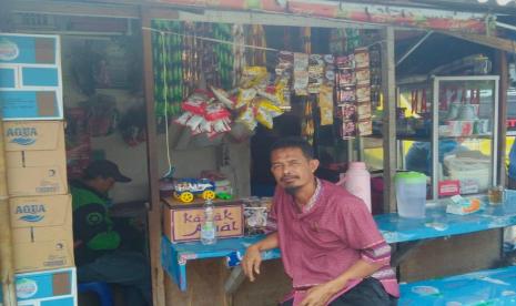 Yayak, salah satu pedagang di Terminal Lebak Bulus, Jaksel, Kamis (30/7), mengeluhkan sepinya pembeli.