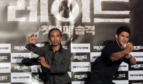 Yayan Ruhian dan Iko Uwais saat mempromosikan fil The Raid: Redemption di Seoul, Korea Selatan, 1 Mei 2012.