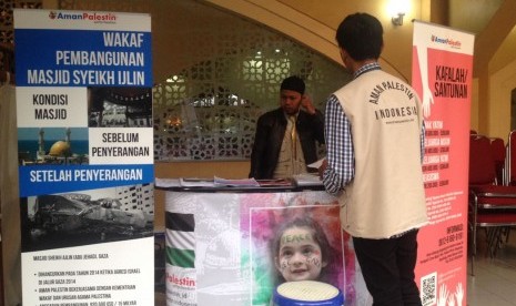 Yayasan Aman Palestin Indonesia membuka stan wakaf pembangunan Masjid Sheikh Ajlin Gaza di Kompleks Pusdai Kota Bandung, Ahad (31/12).