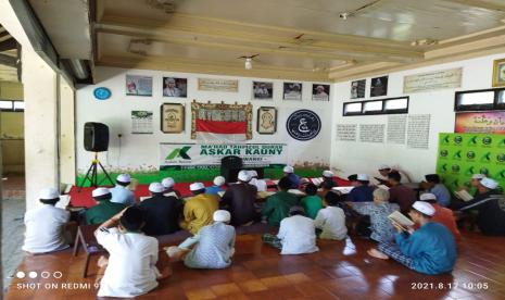 HUT RI, Askar Kauny Khataman Alquran Daring Hampir 24 Jam. Yayasan Askar Kauny menggelar khataman Alquran 30 juz hampir sehari penuh pada Rabu (18/8) dalam rangka HUT ke-76 RI.