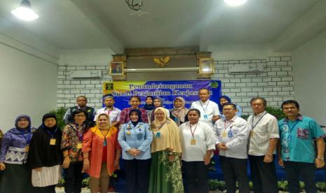 Yayasan Askar Kauny (YAK) mendapat undangan dari Lembaga Pemasyarakatan (Lapas) perempuan Kelas IIA Pondok Bambu, Jakarta Timur, untuk menandatangani nota kesepahaman (MoU) program rohani di lapas, Senin (9/3). Di lapas, guru tahfiz Askar Kauny mengajarkan Alquran, baik itu tajwid maupun hafalan Alquran kepada warga binaan.