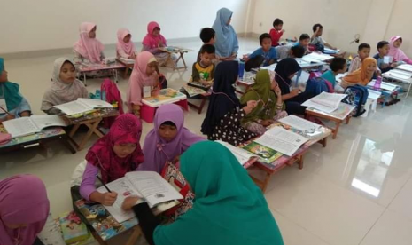 Yayasan Averroes Rabbani dan Klinik Pendidikan MIPA (KPM) menggelar Klub Matematika Seiklasnya.