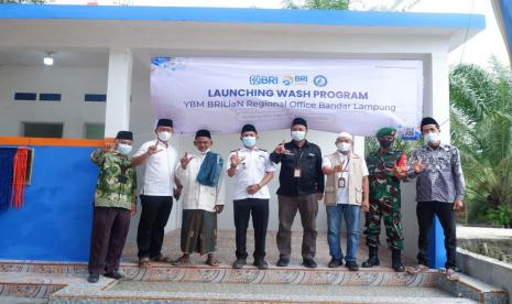 Yayasan Baitul Maal BRI (YBM) BRILiaN Regional Office Bandar Lampung menyalurkan dana zakat melalui Wash Program berupa pembangunan MCK dan sumur bor di Mushalla Miftahul Jannah, Desa Tanjung Mas Makmur, Kecamatan Mesuji Timur, Lampung.