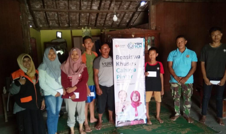 Yayasan Baitul Maal Perusahaan Listrik Negara (YBM PLN) APP Madiun, Rumah Zakat menyalurkan bantuan pendidikan kepada siswa SD, SMP, SMA dalam Program Beasiswa Cahaya Pintar.