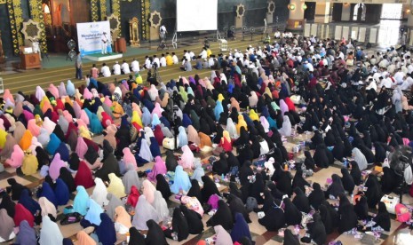 Yayasan Baitul Maal PLN (YBM PLN) bekerja sama dengan Yayasan Askar Kauny dan DKM Baitul Mutaqien Islamic Center Samarinda  menggelar Pelatihan Menghafal Alquran Semudah Tersenyum se-Kalimantan Timur. 