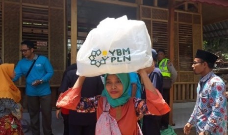 Yayasan Baitul Maal (YBM) PLN memberikan bantuan untuk para korban gempa di Desa Sigar Penjalin, Kecamatan Tanjung, Kabupaten Lombok Utara, Nusa Tenggara Barat (NTB), pada Selasa (25/12).