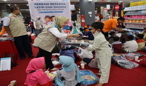 Yayasan Baitul Mal (YBM) PLN UP3 Sukoharjo sinergi dengan Rumah Zakat menyelenggarakan kegiatan Nge Mall Bareng Yatim Dhuafa.