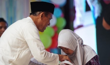 Yayasan Baitul Mall PLN memberikan santunan kepada 560 anak yatim dhuafa.