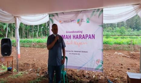 Yayasan Bakrie Amanah bersama Baitulmaal Muamalat (BMM) lakukan seremoni peletakan batu pertama pembangunan Rumah Harapan Untuk Negeri di Kampung Cipetir, Desa Sukamuju, Kec. Kadudampit, Kab. Sukabumi (20/9). Seremoni ini dilakukan secara hybrid, yaitu perpaduan luring dan daring. 