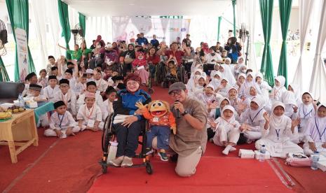 Yayasan Bangun Kecerdasan Bangsa (YBKB) menggelar kegiatan SMILE, akronim dari Semua Miliki Kelebihan, untuk mempererat kepedulian anak yatim binaan terhadap anak-anak difabel dan meningkatkan rasa percaya diri mereka. Kegiatan dilakukan dengan berangkat dari masih sangat kentalnya stigma negatif masyarakat terhadap penyandang disabilitas.