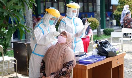 Yayasan Bosowa Bina Insani (YBBI) Bogor bekerja sama dengan Puskesmas Mekar Wangi mengadakan tes swab antigen untuk seluruh guru, tenaga pendidikan dan karyawan YBBI, pada Kamis (7/10) dan Jumat (8/10), sebagai bagian dari persiapan untuk melaksanakan pertemuan tatap muka terbatas (PTMT) unit SMP dan SMA mulai Senin (11/10).