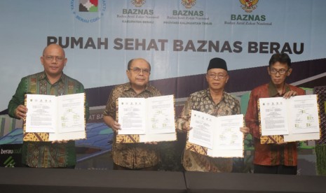 Yayasan Dharma Bhakti Berau Coal (YDBBC) bersama Pemerintah Kabupaten Berau, Provinsi Kalimantan Timur dan Badan Amil Zakat Nasional (Baznas) menandatangani Surat Perjanjian Kerja sama (SPK) pembangunan Rumah Sehat Baznas (RSB) Berau di Jakarta, Senin (2/12).