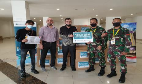 Yayasan Edukasi Universal (Eduversal) Indonesia dan Sekolah Kharisma Bangsa memberikan donasi paket logistik atau makanan di Wisma Atlet, Rabu (20/5).