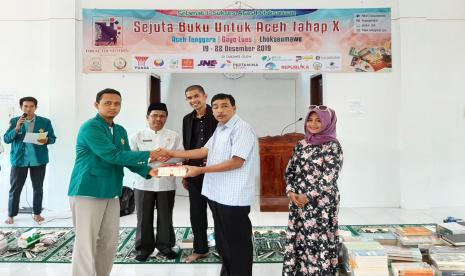 Yayasan Fokal distribusikan bantuan buku kepada sekolah terdampak banjir di Tamiang.